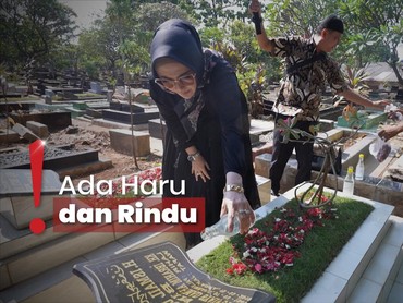 img-title Ziarah ke Makam Orang Tua, Eddies Adelia: Obat Mujarab saat Terpuruk