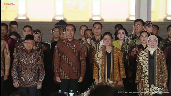 Presiden Jokowi mengenakan motif batik Parang Barong Seling Kembang Udan Riris. Motif batik ini biasa digunakan oleh para raja