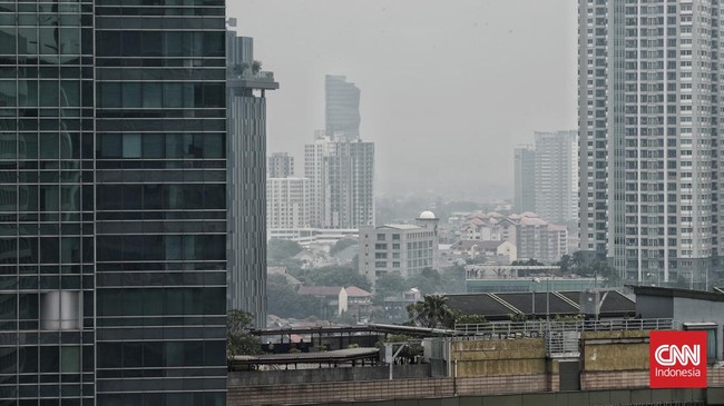 Hujan yang membasahi sejumlah wilayah Jabodetabek pada Selasa (24/10) hingga Rabu dini hari (25/10) belum mampu membersihkan udara dari polusi.