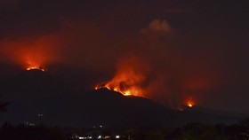 Water Bombing Karhutla Gunung Lawu Terkendala Kabut dan Angin Kencang