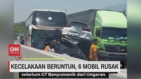 VIEO: Laka Beruntun di Tol Semarang, Kendaraan Sampai Tumpang Tindih