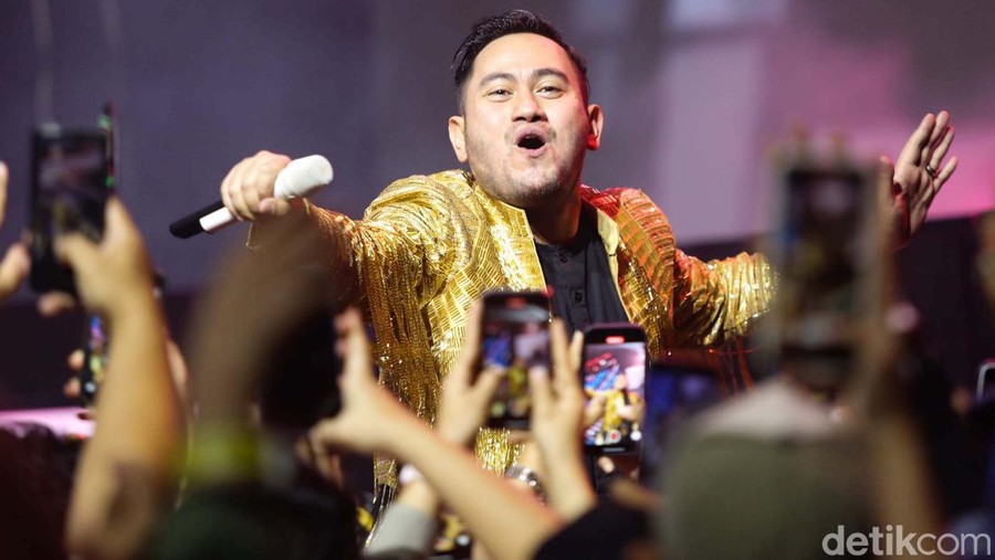 King Nassar Bikin Heboh Hub Space 2023 King Nassar tampil pada menutupan Hub Space 2023 di JCC, Minggu (1/10/2023). King Nassar pun bikin heboh acara.
