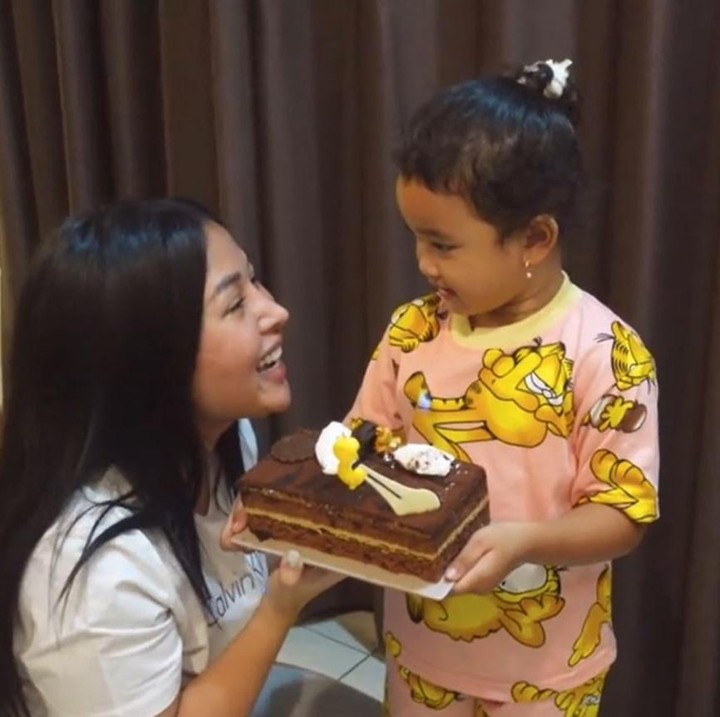 <p>Di akhir video, Mutia menuntun Gewa untuk mendoakan mendiang ayahnya. Gewa dengan suara lantang mengikuti ucapan sang Bunda sambil melihat foto mendiang Ayahnya. "Semoga Ayah di Surga bahagia bersama Tuhan, dan <em>promise</em> Gewa akan menjadi anak kebanggaan Ayah dan Mami pastinya, amin," kata Mutia dan Gewa. (Foto: TikTok @mutia_ayuu)</p>