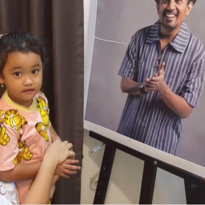 <p>Istri penyanyi Glenn Fredly, Mutia Ayu, merayakan ulang tahun mendiang suaminya yang berulang tahun pada 30 September. Perayaan sederhana ini hanya dilakukan Mutia dan putri kecilnya, Gewa Atlana Syamayim Latuihamallo. (Foto: TikTok @mutia_ayuu)</p>