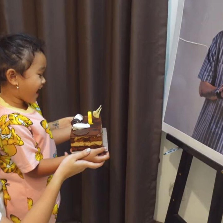<p>Gewa tampak begitu bahagia melihat kue ulang tahun mendiang ayahnya. Bocah 3 tahun ini lalu membawa kue ulang tahun yang sudah dihiasi lilin kecil itu ke depan foto sang ayah. (Foto: TikTok @mutia_ayuu)</p>