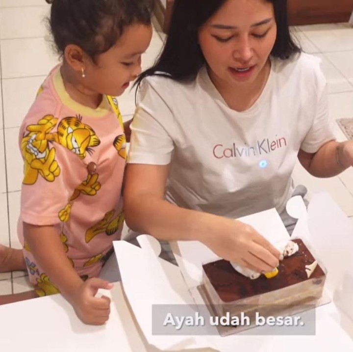 <p>Mutia pertama-tama memanggil Gewa untuk sama-sama membuka kotak berisi kue ulang tahun. Mutia lantas mengatakan bahwa kue itu adalah kue ulang tahun ayah Gewa. (Foto: TikTok @mutia_ayuu)</p>