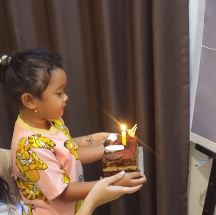 <p>Gewa bersama sang Bunda lalu menyanyikan lagu <em>Selamat Ulang Tahun</em>. Setelah selesai meniup lilin, Gewa langsung memeluk ibundanya. (Foto: TikTok @mutia_ayuu)</p>