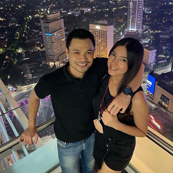 <p>Beberapa waktu lalu, Nabila pernah mengungkap alasannya memilih Reshwara untuk menjadi suami. Nabila mengaku sang suami adalah sosok pria yang dewasa meski usianya 8 tahun lebih muda dari dirinya. (Foto: Instagram @nsyakieb85)</p>