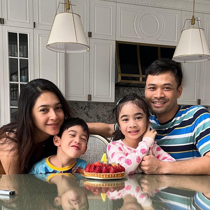 <p>Setelah dipersunting Reshwara, Nabila memang sudah jarang muncul di layar lebar. Ia lebih banyak menjalani peran sebagai istri dan Bunda dari dua anak. (Foto: Instagram @nsyakieb85)</p>