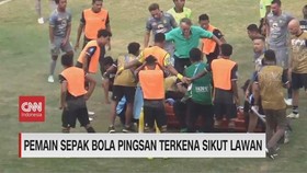 VIEO: Pemain Sepak Bola Pingsan Terkena Sikut Lawan