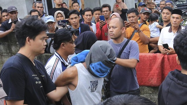 Sebuah video yang merekam aksi warga menggerebek posko organisasi kemasyarakatan di di Jalan Meruya Utara, Kembangan, Jakarta Barat beredar di media sosial.