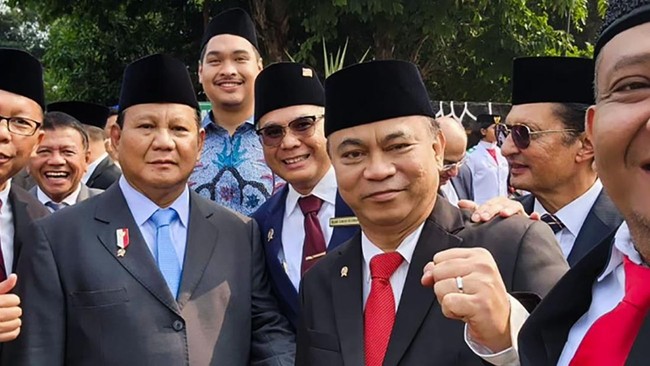 Menhan Prabowo Subianto berfoto bersama Wamentan Harvick Hasnul Qolbi di sela upacara Hari Kesaktian Pancasila.