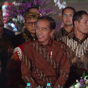 Nonton Fashion Show Istana Berbatik, Presiden Jokowi Pakai Batik yang Biasa Dikenakan Raja