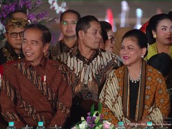 Aksi Para Artis-Menteri Jokowi catwalk di Istana Berbatik