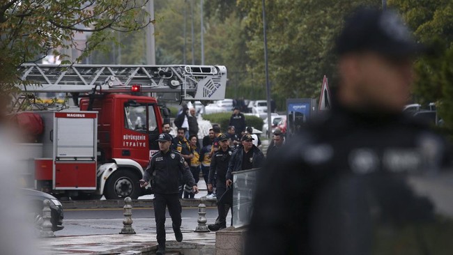 Kemendagri Turki mengungkapkan dua teroris beraksi di dekat parlemen Ankara, Minggu (1/10).