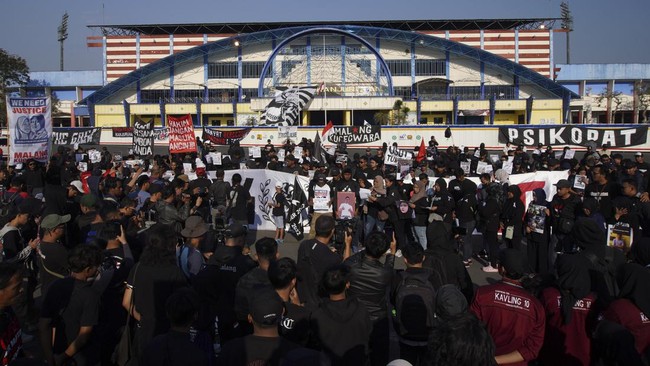 Komnas HAM menyoroti proses hukum eks Direktur LIB Ahmad Lukita yang hingga kini tersendat. Ia belum juga diadili dan dapat hukuman.