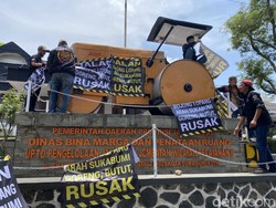 15 Tahun Jalan Rusak, Warga Sukabumi Geruduk Kantor UPTD Bina Marga Jabar
