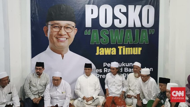 Bakal calon presiden Anies Baswedan mengucapkan terima kasih kepada warga yang menginisiasi pendirian Posko Aswaja di Kampung Ndresmo, Surabaya.