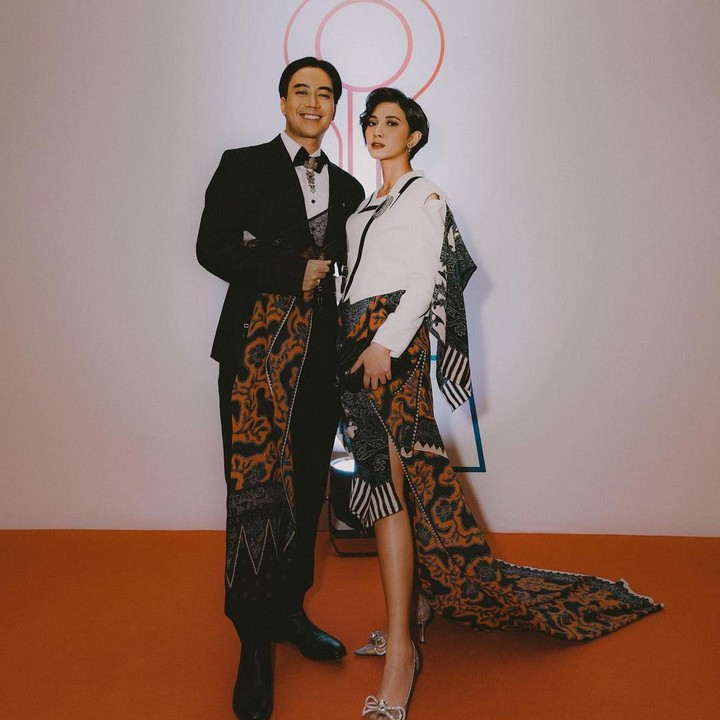 <p>Sheila Dara tampil cantik mengenakan gaun bernuansa batik dari House of Radinindra. Motif batik ini didominasi oleh warna cokelat, hitam, dan putih. Nah, desain batik yang dikenakan Sheila ini juga sama dengan batik yang dipakai sang suami, Vidi Aldiano. (Foto: Instagram @sheiladaisha)</p>
