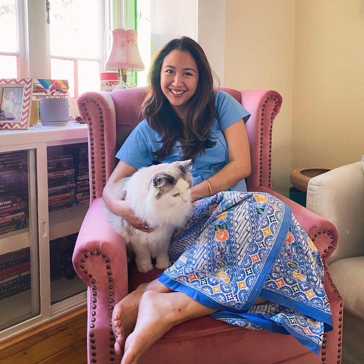<p>Sherina Munaf tampil casual mengenakan kebaya kutu baru berwarna biru muda dengan kain batik berwarna senada sebagai bawahan. Beberapa netizen memuji pilihan kebaya pemain film Petualangan Sherina 2 ini. (Foto: Instagram @sherinamunaf)</p>