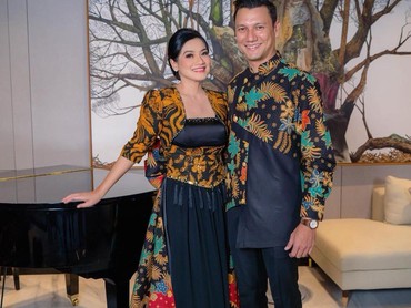 img-title Hari Batik Nasional, 7 Gaya Artis Tanah Air Pakai Batik Stylish Tetap Melokal