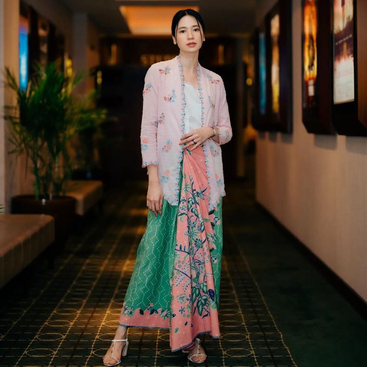 <p>Pemain film <em>Sleep Call,</em> Laura Basuki, mengenakan <em>outer</em> kebaya berwarna merah muda dengan motif bunga. Laura memadu padankan penampilannya dengan kain jarik batik berwarna pastel untuk bawahannya. Penampilan Laura Basuki ini menuai pujian netizen. (Foto: Instagram @laurabas)</p>