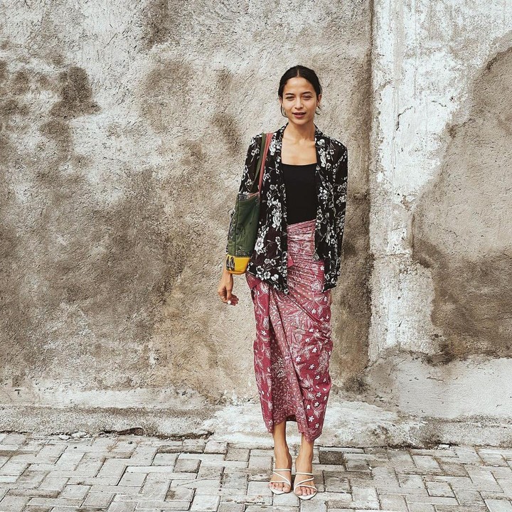 <p>Aktris cantik Putri Marino tampil memukau dengan batik klasik Jawa. Baju atasan batik istri Chicco Jerikho ini didominisi warna hitam dan putih, sementara bawahan bermotif warna merah maroon muda dan putih. (Foto: Instagram @putrimarino)</p>