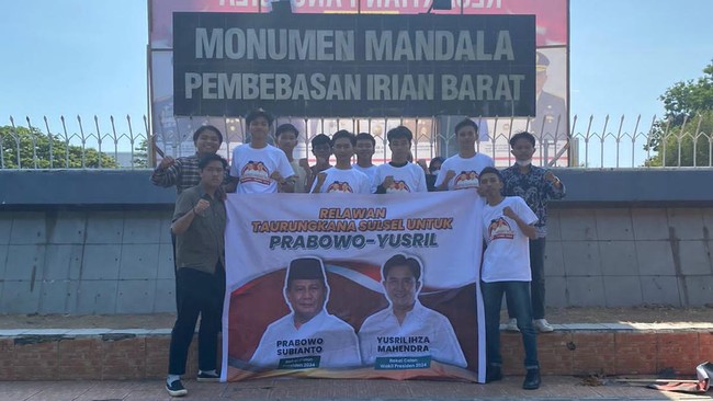 Sejumlah pemuda di Sulawesi Selatan yang menamakan diri Relawan Taurungkana Sulsel mendeklarasikan Prabowo-Yusril untuk Pilpres 2024 di Monumen Mandala.