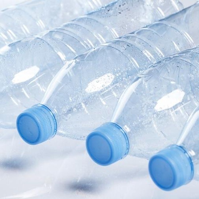 Ketika plastik terkena panas maka plastik dapat terurai dan menyebabkan bahan kimia larut ke dalam air. Akibatnya, rasa air di dalam botol plastik berubah menjadi tidak enak.