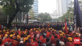 Massa KASBI Mendekat ke Pintu Belakang Gedung MK, Polisi Siaga