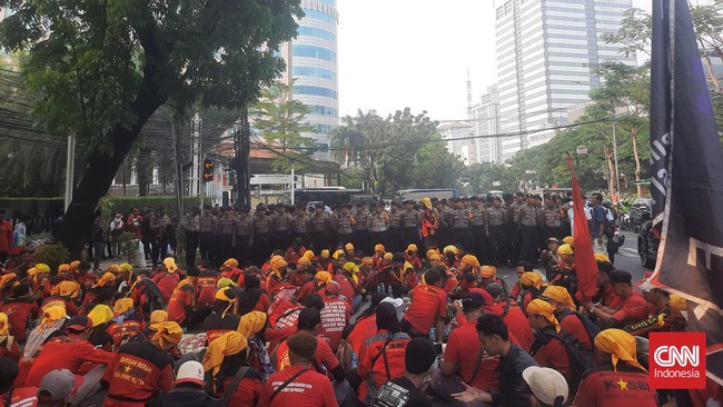Massa buruh dari KASBI bergerak ke pintu belakang Gedung MK, Jakarta. Massa berhadapan dengan aparat polisi.