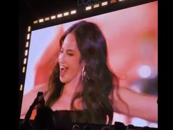 Kibas Rambut-Kecup Bahu, Gaya Enzy Storia Catwalk di Paris Bareng Kendall Jenner