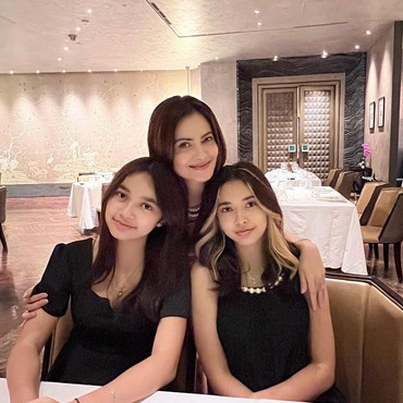 7 Potret Cut Tari Bareng Anak Kandung & Anak Sambung Kompak bak Kembaran