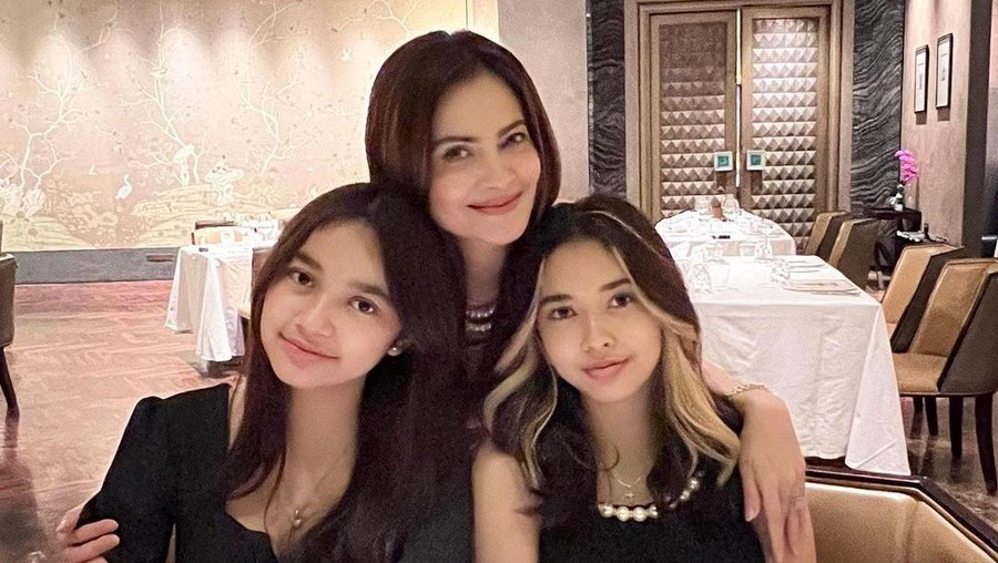 Cut Tari dan kedua anak perempuannya