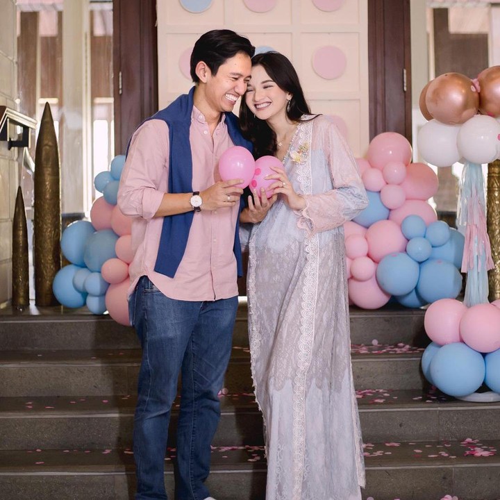 <p>Dalam keterangan pada unggahan yang dibagikan Sabrina di Instagramnya, ia menuliskan kebahagiannya karena acara gender reveal ini bisa menjadi ajang silaturahmi antara keluarga dan teman. (Foto: Instagram: @sabrinaanggr (Foto</p>