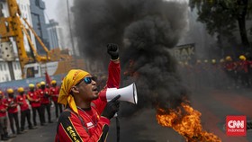 FOTO: Demo Buruh Mengawal Putusan MK Terkait UU Cipta Kerja