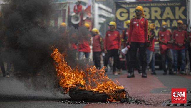 FOTO: Demo Buruh Mengawal Putusan MK Terkait UU Cipta Kerja