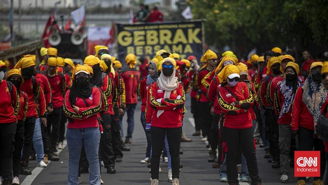 Massa pekerja memadati area Patung Kuda, Jakarta Pusat, untuk menggelar demonstrasi menolak kebijakan Tabungan Perumahan Rakyat (Tapera), Kamis (27/6).