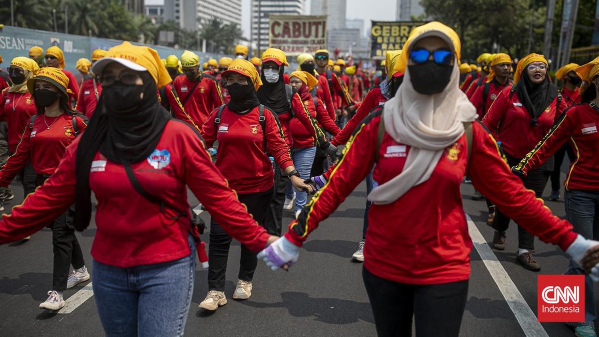 FOTO: Demo Buruh Mengawal Putusan MK Terkait UU Cipta Kerja