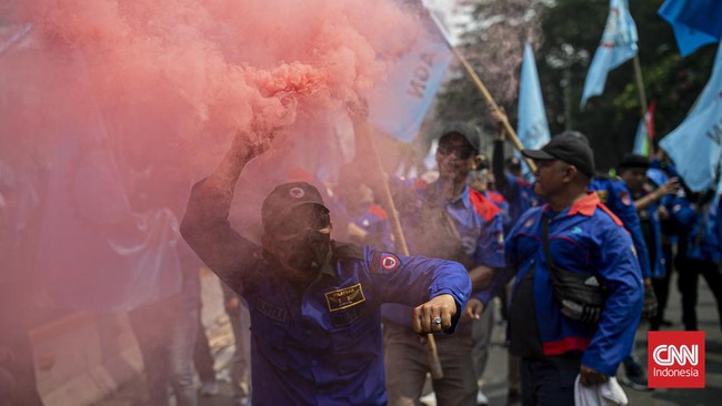 Massa buruh sempat ricuh sendiri dengan sesama mereka di Patung Kuda, Jakarta, Senin (2/10), saat MK menolak uji formil Perppu Cipta Kerja.