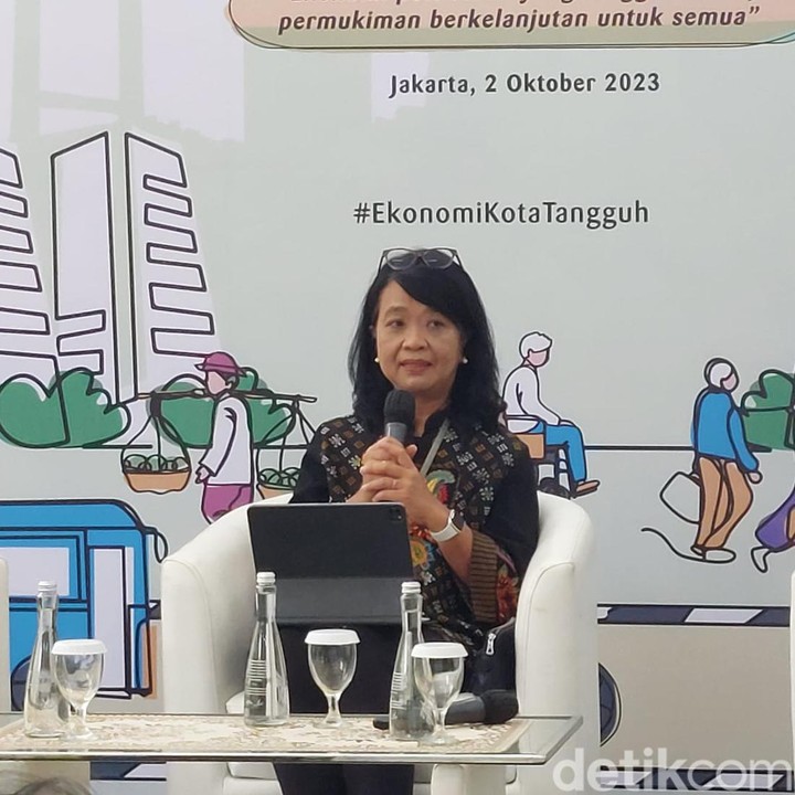 <p>Diana Kusumastuti menduduki jabatan Wakil Menteri Pekerjaan Umum. Perempuan kelahiran 1967 ini merupakan lulusan Sarjana Teknik Arsitektur Universitas Diponegoro dan Magister Studi Pembangunan Institut Teknologi Bandung. Sebelum terpilih menjadi Wakil Menteri, Diana menjabat Direktur Jenderal Cipta Kerja Kemen PUPR. Ia juga pernah menjabat Kepala Bidang Kajian Kebijakan dan Program Kemen PUPR dan Direktur Bina Penataan Bangunan Direktorat Jenderal Cipta Karya Kemen PUPR. (Foto: Shafira Cendra Arini/detikcom)</p>