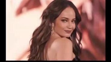 Jadi Istri Diplomat, 7 Potret Enzy Storia Catwalk Bareng Kendall Jenner di Paris