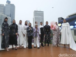 Pertamakalinya Fashion Show Batik Digelar di Halte Transjakarta Tosari