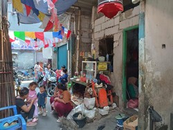 Lika-liku Hidup di Gang Venus yang Padat Penduduk