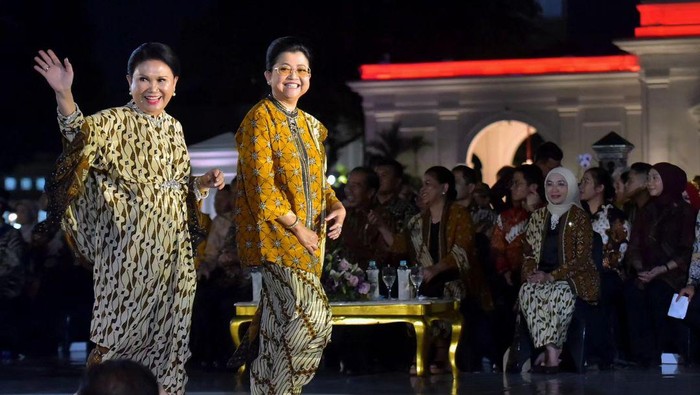 Para istri pejabat di Istana Berbatik