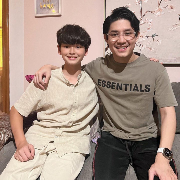 <p>Kenzou ternyata juga dekat dengan kakak sambungnya, Teuku Rassya. Rasya sendiri merupakan anak Tamara dalam pernikahan pertamanya, yakni dengan Teuku Rafly Pasya. (Foto: Instagram @kenzoulionofficial)<br /><br /><br /></p>