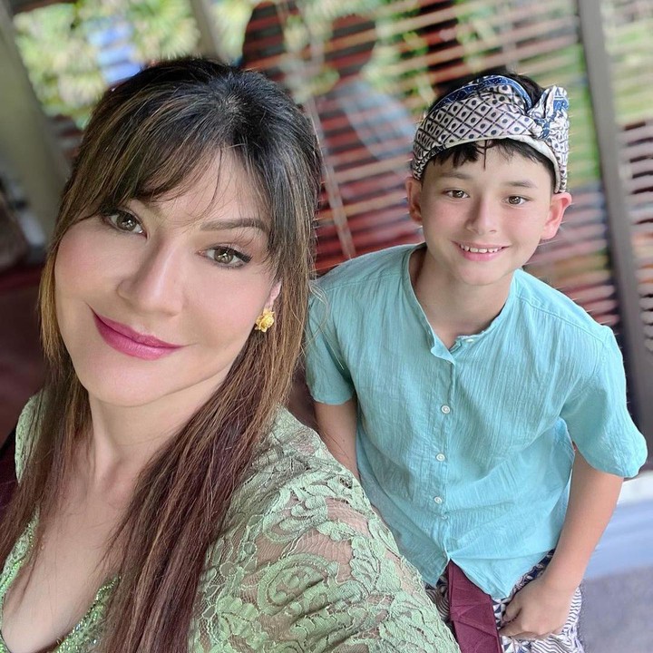 <p>Kenzou merupakan anak dari pernikahan Tamara Blezynski dan Mike Lewis, Bunda. Ia lahir pada 22 Desember 2010 dan akhir tahun ini akan genap berusia 13 tahun. (Foto: Instagram @tamarableszynskiofficial)<br /><br /><br /></p>