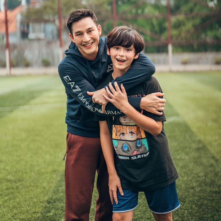 <p>Di usia memasuki masa remaja, Kenzou kini memiliki tubuh tinggi dengan wajah rupawan seperti sang ayah, nih. Bagaimana menurut pendapat Bunda? (Foto: Instagram @mike_lewis)<br /><br /><br /></p>