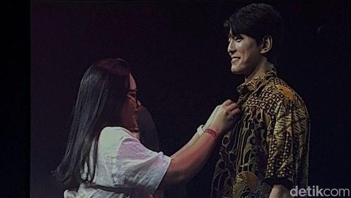 Saat mengadakan fan meeting di Indonesia pada Juni 2023 lalu, aktor Korea Kim Min Gue terlihat dipakaikan batik oleh seorang fans, lho. Menawan sekaligus bikin iri, ya!/ Foto: Atmi Ahsani Yusron/detik.com
