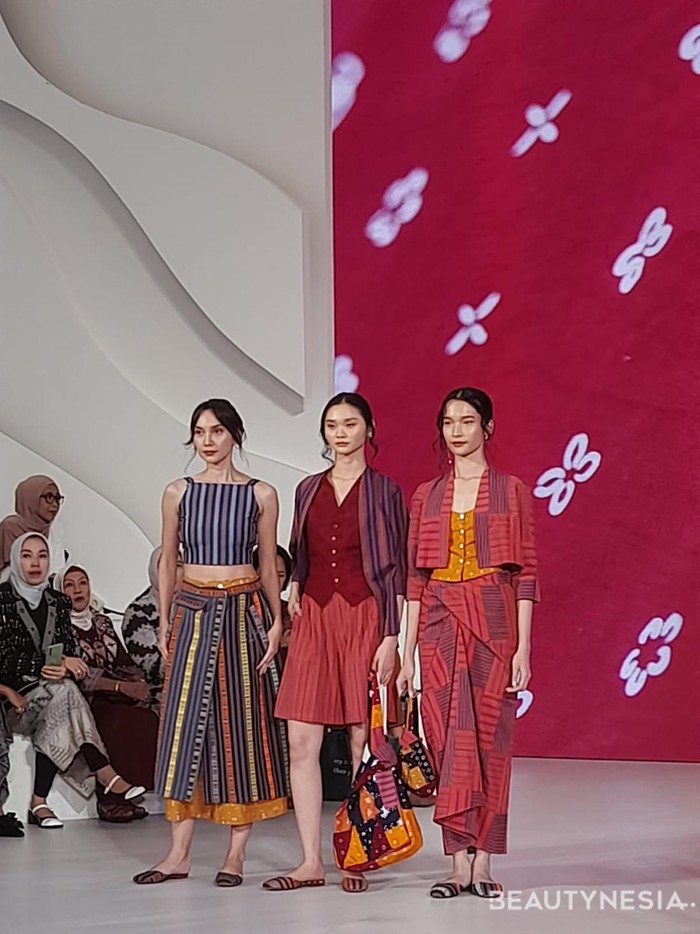 Pada Jumat, (29/9) lalu, Cita Tenun Indonesia x Sejauh Mata Memandang memamerkan koleksi 'RONA' di acara Fashion Nation 17 Senayan City./ Foto: Sierra/Beautynesia